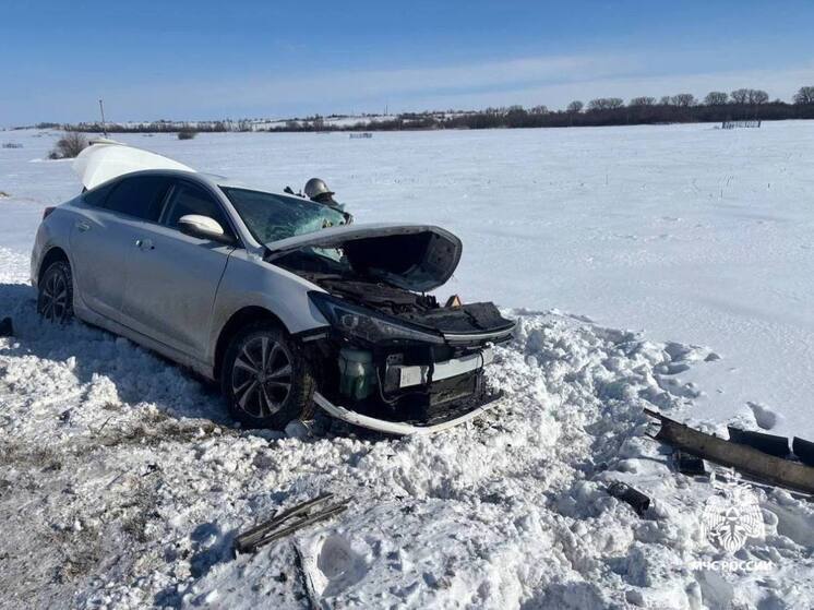 На Ставрополье микроавтобус столкнулся с двумя авто, один человек погиб, четверо пострадали