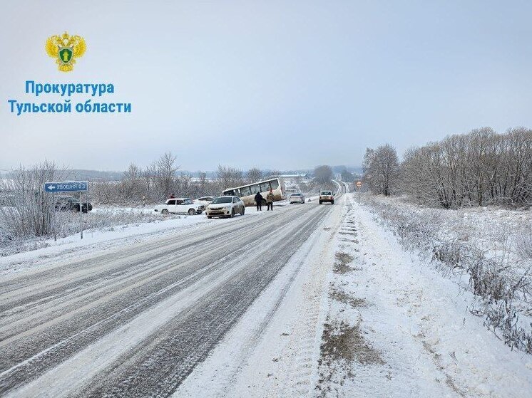 Улетевший в кювет под Тулой автобус перевозил сотрудников предприятия