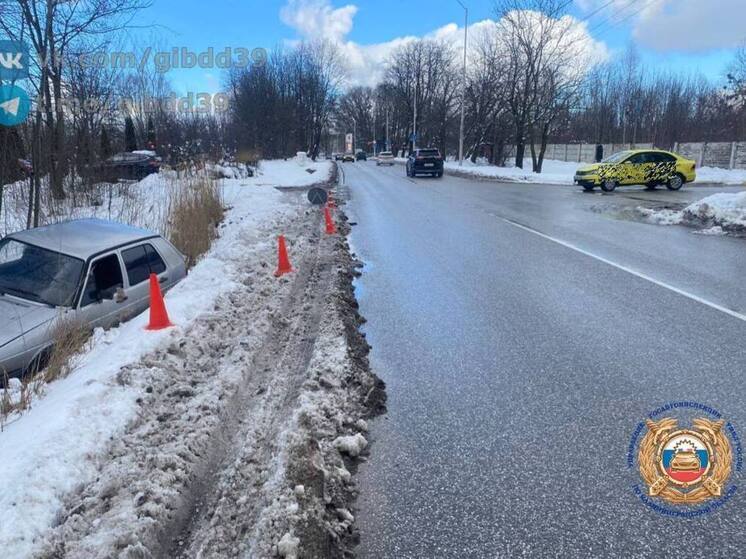 В Калининграде водитель не справился с управлением и отправил другую машину в кювет