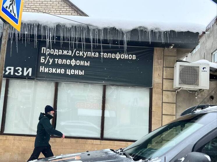 Жителей Махачкалы предупредили об опасных сосульках