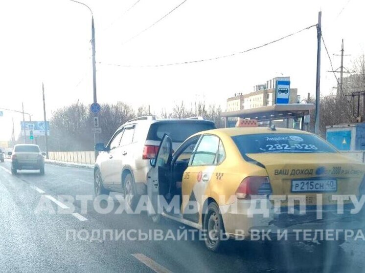 На Восточном обводе Тулы «Яндекс.Такси» врезалось в иномарку