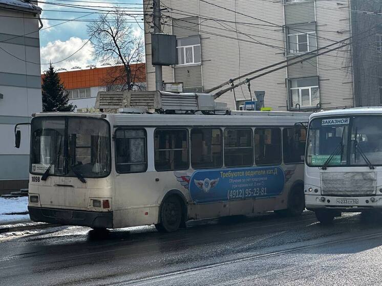 Троллейбус сломался в центре Рязани: движение затруднено