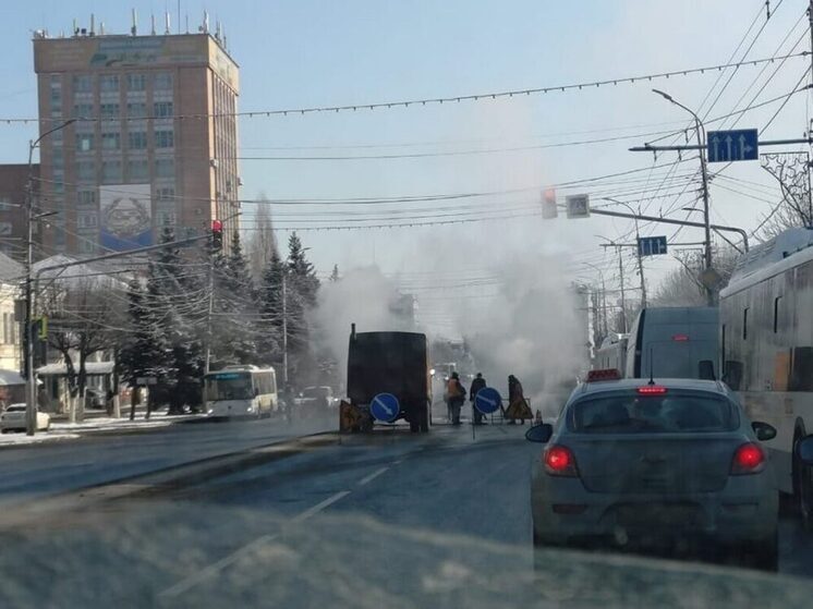 Из-за коммунальной аварии в центре Рязани перекрыли часть дороги