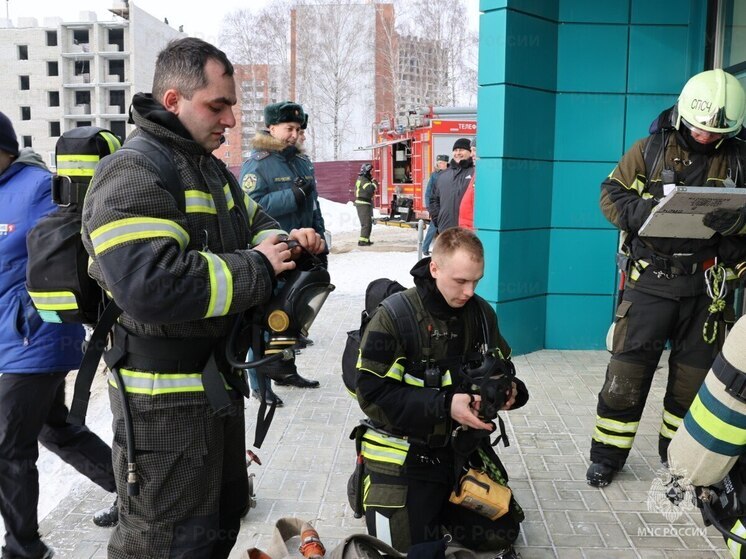 Пензенские пожарные успешно ликвидировали условный пожар во дворце спорта «Хрустальный»