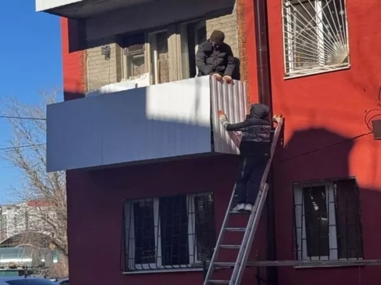 В поврежденных после атаки беспилотников домах в Ростове ремонтируют балконы