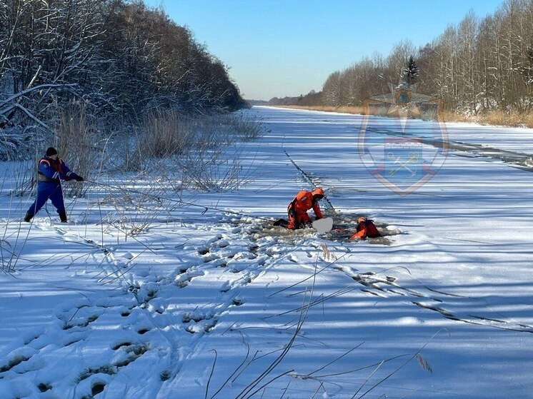 Ленинградские спасатели вытащили из полыньи провалившегося туда мотоциклиста