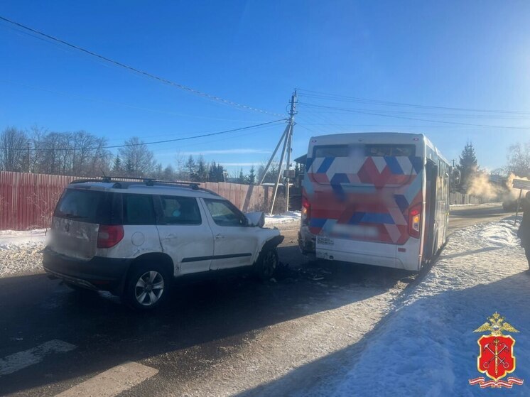 В Ломоносовском районе случилось ДТП с пассажирским автобусом