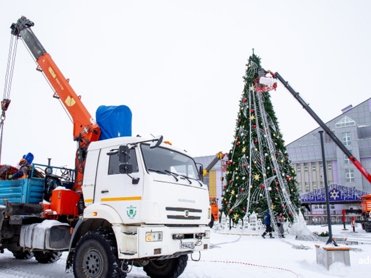 В Нарьян-Маре начали разбирать новогоднюю ёлку