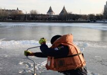 Астраханские спасатели продолжают пристально следить за состоянием ледового покрова на городских водоемах, ежедневно проводя замеры толщины льда.