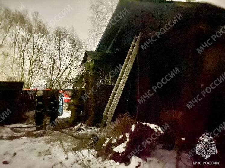 Два часа пожарные тушили дом в Бежецке Тверской области