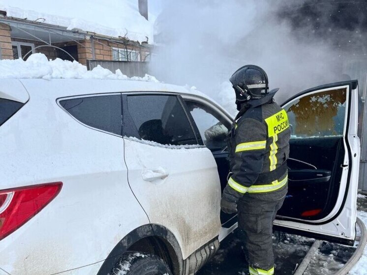 В Майкопе потушили возгорание легковушки на площади 4 «квадратов»