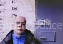 Полицейские Владивостока задержали 51-летнего мужчину, который молотком повредил автомобиль местной жительницы на улице Невельского