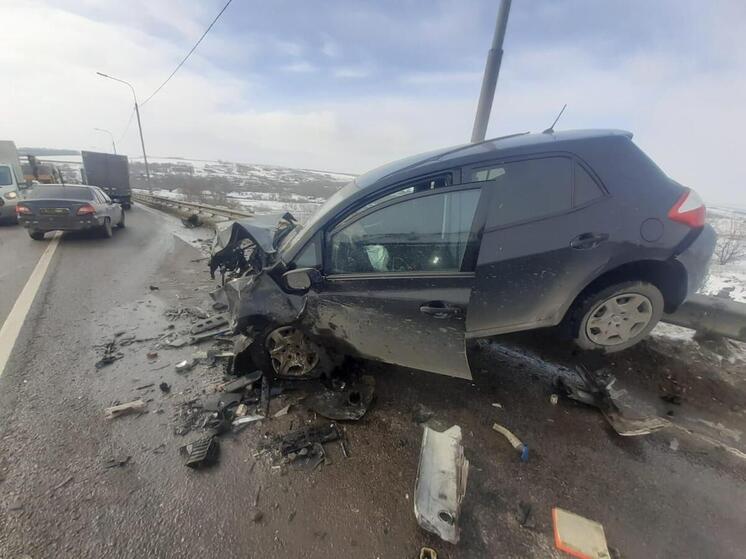 Две иномарки разбились в хлам при встречном столкновении под Воронежем