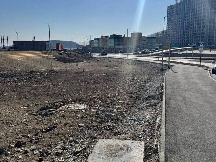 Ребенок едва не провалился в канализационный люк во Владивостоке: спасла куртка