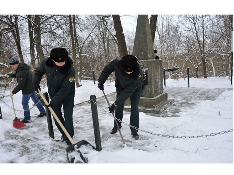 Смоленские таможенники привели в порядок воинское захоронение