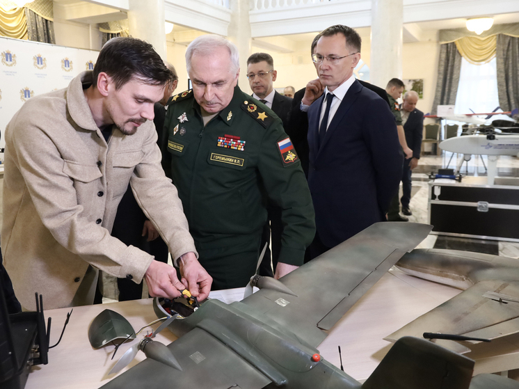 Заместителю министра обороны Горемыкину в Ульяновске показали образцы новых дронов
