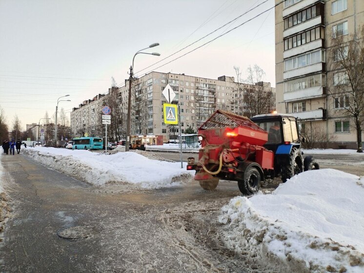 Железные друзья помогли дорожникам убрать улицы Ленобласти