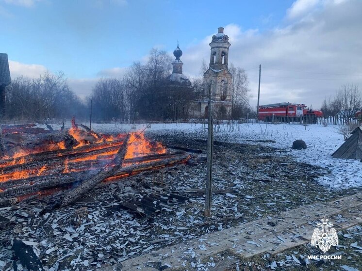 В Костромской области сгорел дом и отходы деревообрабатывающего производства