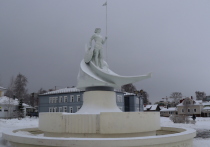 Установленный на Онежской набережной Петрозаводска юноша в ладье задумывался как самый масштабный фонтан республики, но не получилось