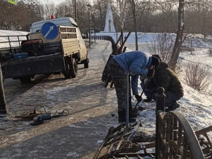 В центре Ярославля восстановили ограду, снесенную лихачом-автолюбителем