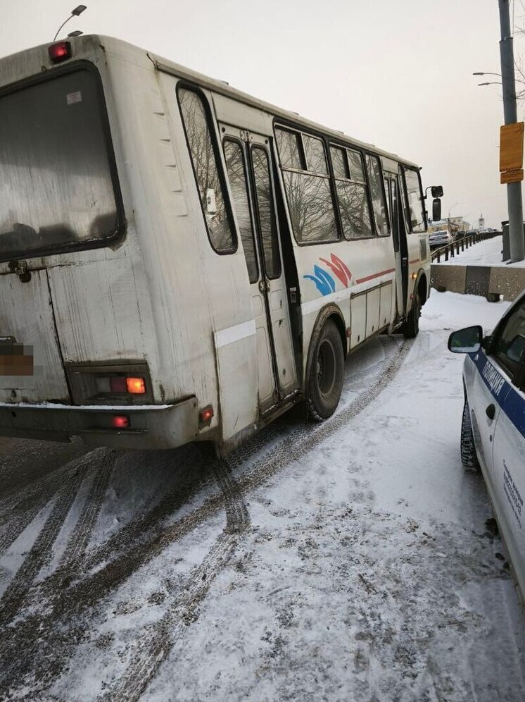 В Твери сотрудники ГАИ проверяли автобусы на безопасность