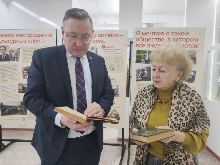 В Марий Эл известный археолог передала книги для Куйбышевского округа