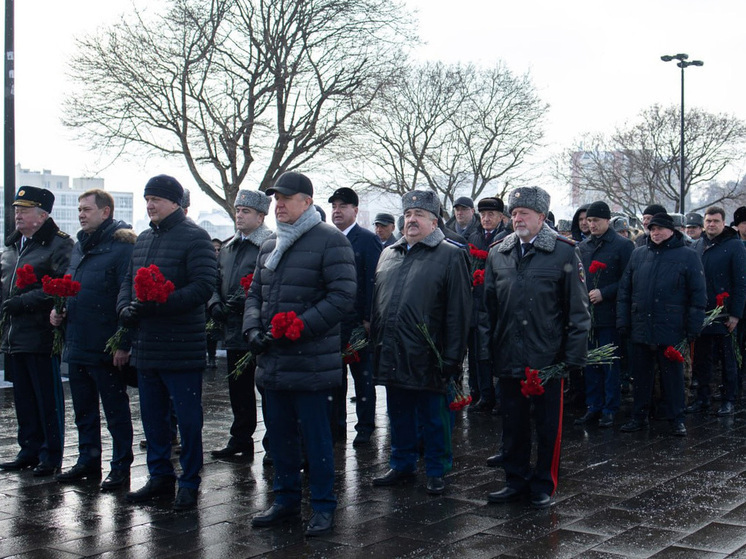 В Воронеже состоялась церемония возложения цветов к могиле Неизвестного Солдата