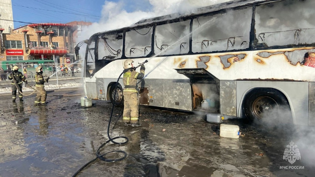 На Южном автовокзале Екатеринбурга сгорел автобус