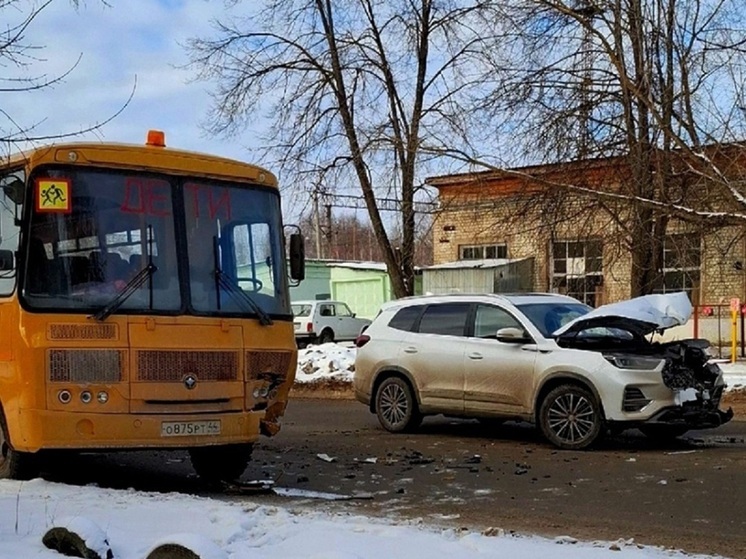 Костромские ДТП: иномарка против школьного автобуса