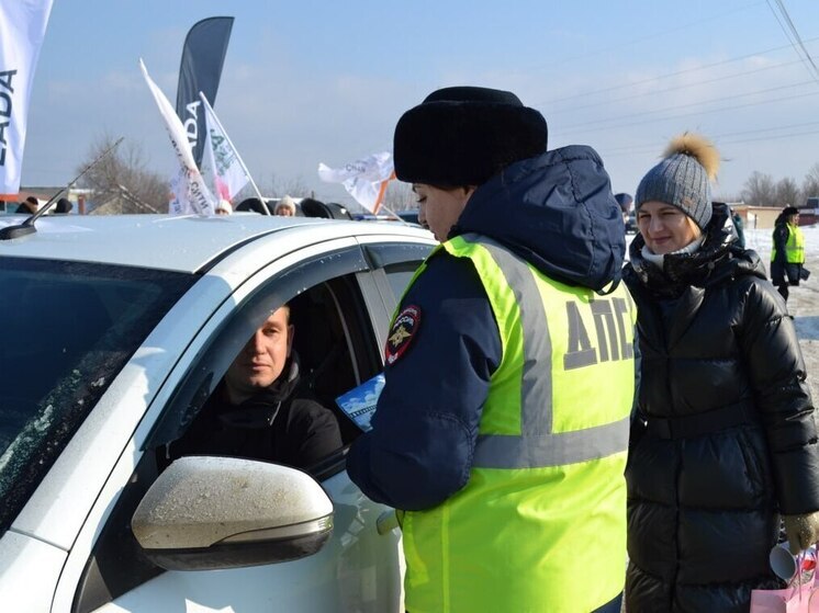 В Тамбове сотрудницы Госавтоинспекции поздравили мужчин-водителей с праздником