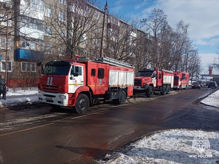 В Орле из горящей квартиры на Кромской спасли 5 человек