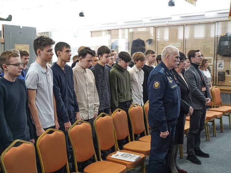 Школьники Пскова познакомились с историей российской армии
