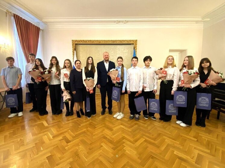 Вручение первых паспортов молодым псковичам состоялосьв  преддверии Дня защитника Отечества