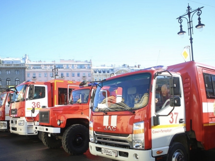 Пожарным Петербурга передали новую спасательную технику