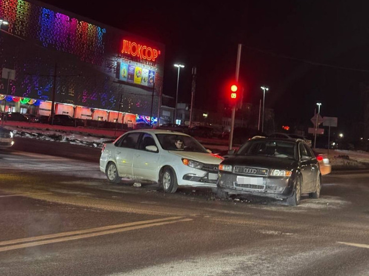 В Курске возле ТЦ «Европа» на Студенческой столкнулись две легковушки