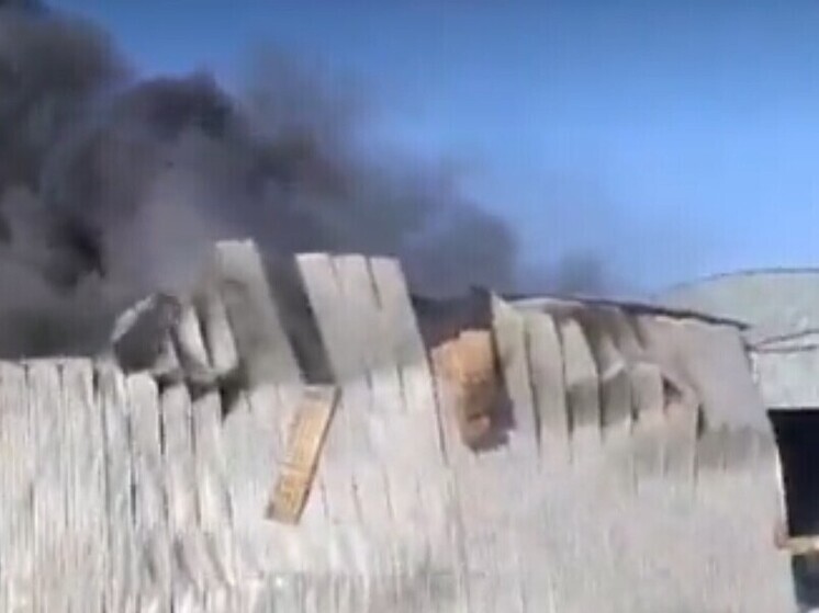 На горящем в Ростове-на-Дону складе частично обрушилась кровля