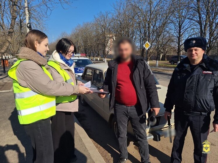 В Чаплынском районе госавтоинспекторы поздравили мужчин-водителей с Днем защитника Отечества