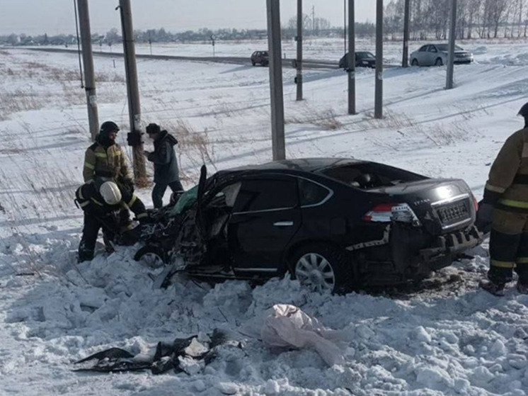 В Алтайском крае поезд снес легковушку на переезде