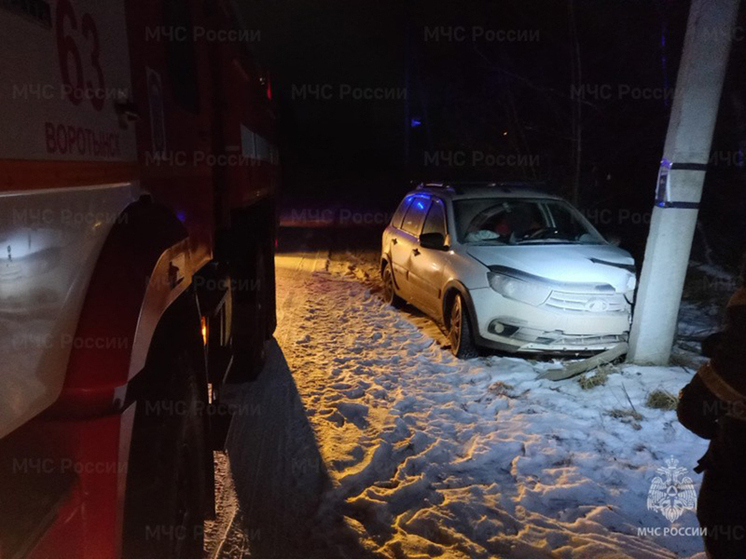 В Калуге Lada Granta протаранила в столб: есть пострадавший