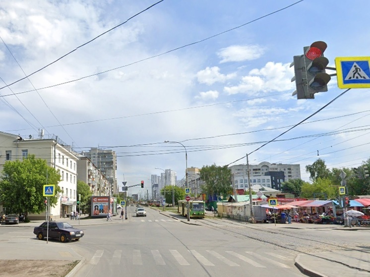 Мужчина выпал из окна многоэтажки в Екатеринбурге