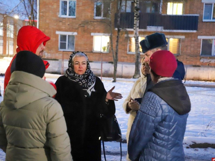 В Пскове на улице Труда состоялась встреча сотрудников полиции с жителями дома