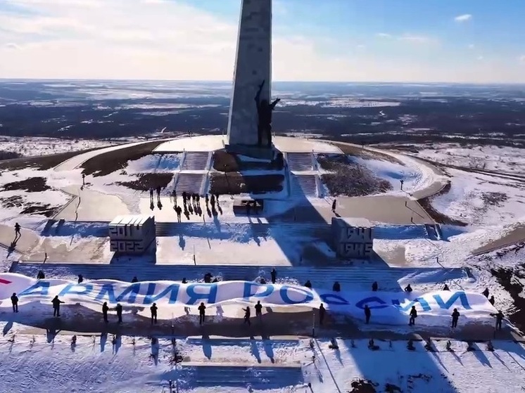 В Донецке развернули 50-метровый флаг с надписью «Армия России»