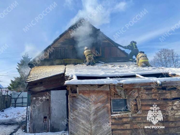 Огнеборцы через крышу тушили горящий дом в Тверской области