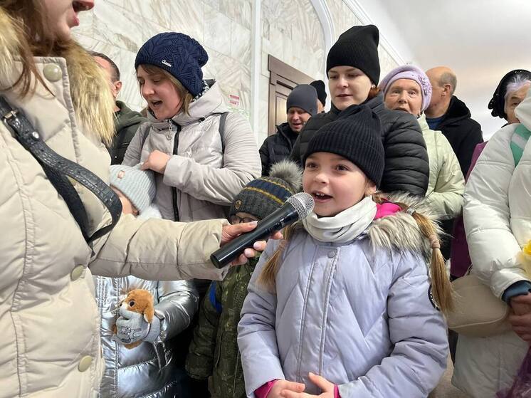  Туристы спели песни военных лет в Нарзанной галерее Кисловодска