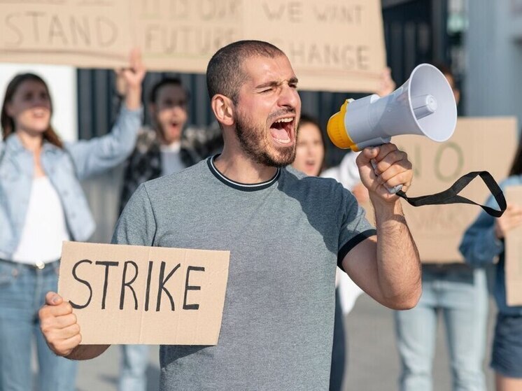 Евроскептики вышли в Париже на митинг с лозунгом выхода Франции из ЕС и НАТО