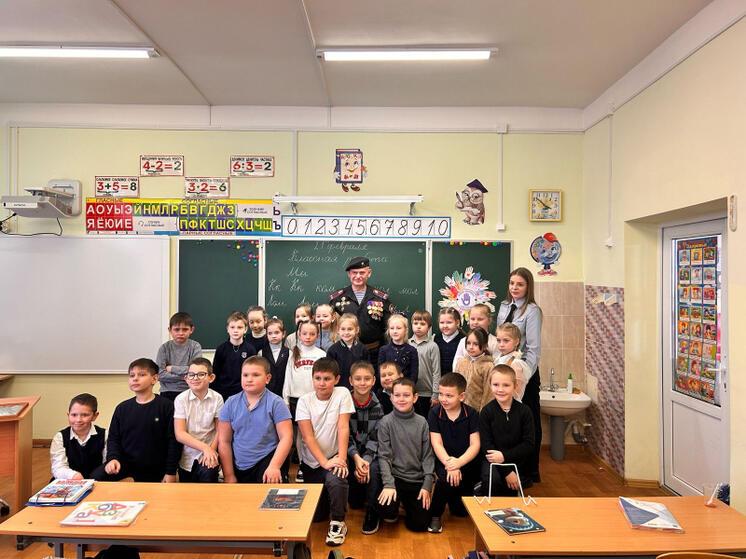 В Рославле сотрудники полиции и ветеран боевых действий встретились со школьниками