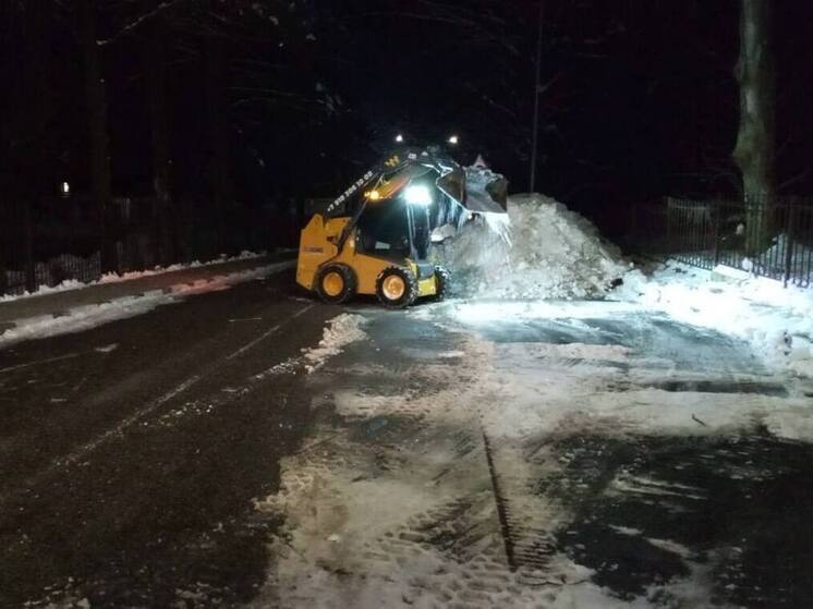 Ночью Сочи очищали от снега около 160 специалистов