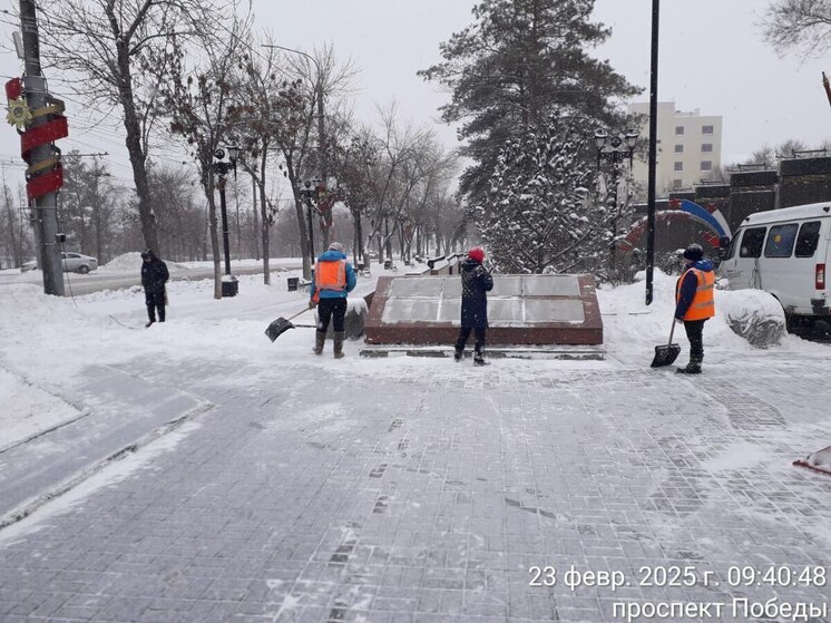 Оренбургские коммунальщики продолжают борьбу со снегом