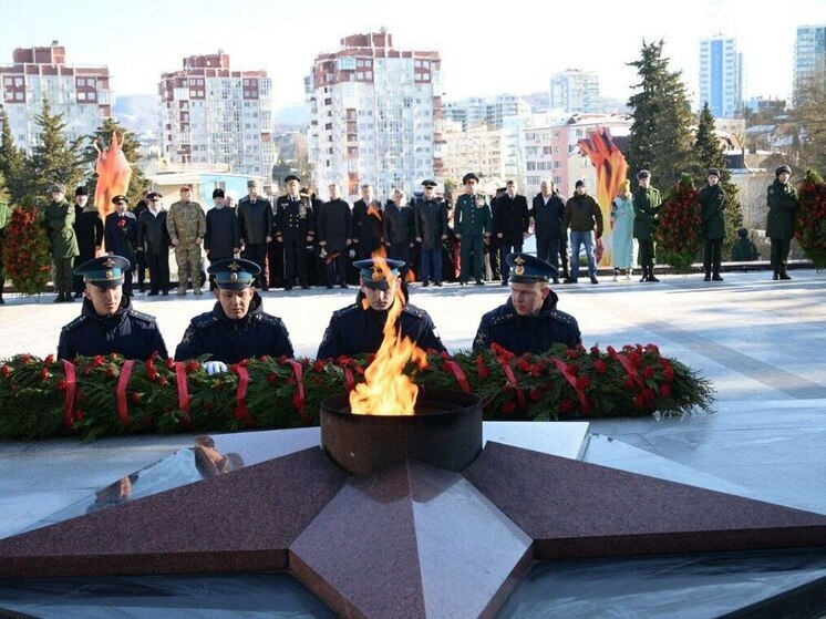 Сочинцы возложили цветы к мемориалу в Завокзальном микрорайоне