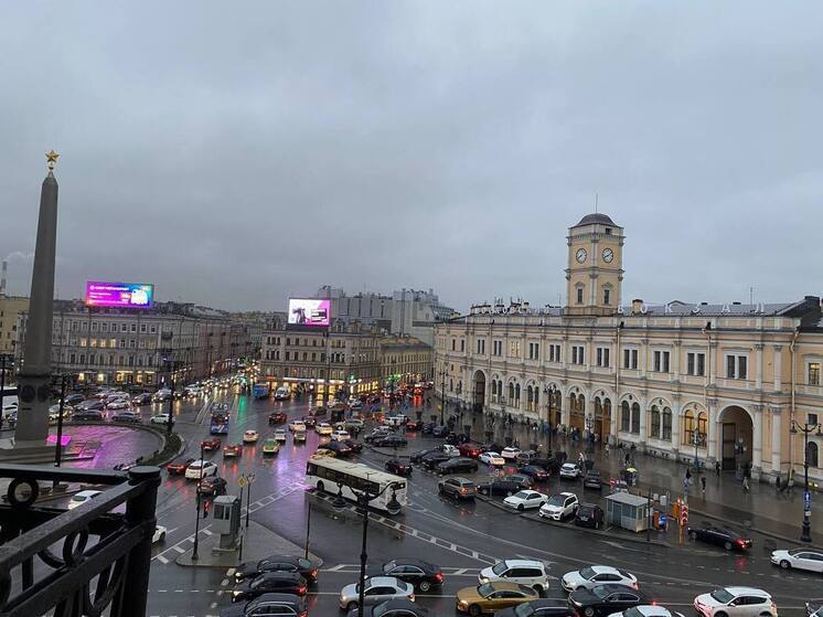 «Художник» написал картину своей кровью в центре Петербурга